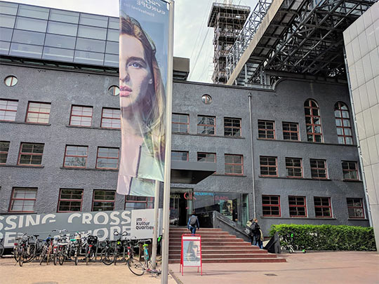 Eingang zum Moviemento eines der zwei großen Festivalkinos. Es wehen Fahnen mit den Motiv des Crossing Europe Festivals 2019