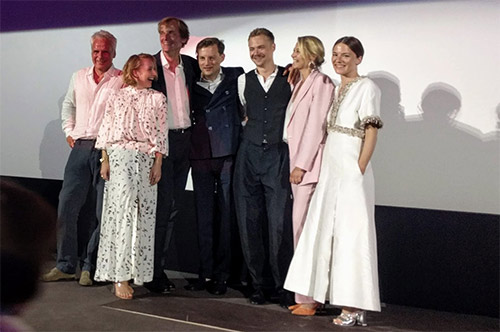 team mitglieder der fernsehserie die neue zeit auf der kino bühne bei der premiere