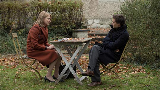 Filmstill aus LARA. Zu sehen sind die beiden Hauptdarsteller Tom Schilling und Corinna Harfouch