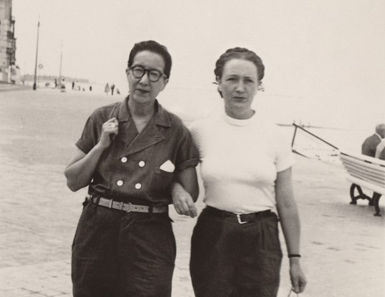Filmstill, black and white, showing Nelly and Nadine walking at the beach