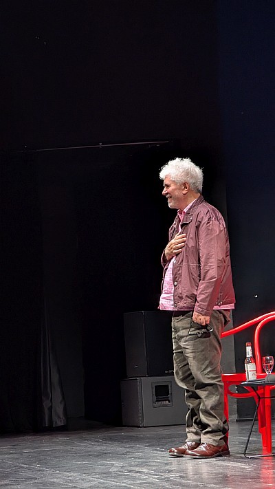 amlovdovar auf der bühne des deutschen theaters. er legt die hand auf sein herz berührt von dem publikumsapplaus