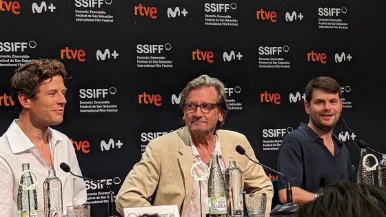 Hauptdarsteller und Regisseur auf der Pressekonferenz