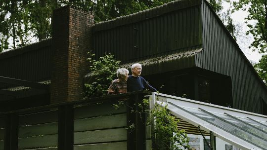 Eva und Dieter auf dem Balkon ihres Hauses
