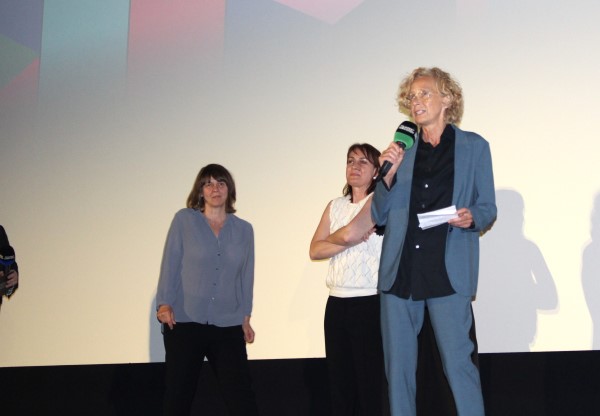 Claudia Müller mit Mikro auf der Bühne bei der Q&A nach dem Film