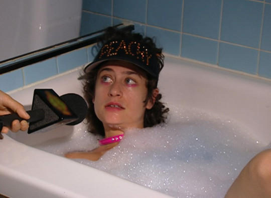 Filmstill, Peaches Anfang der 2000er Jahre in der Badewanne beim Interview