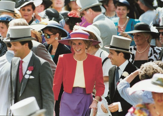 Prinzessin Diana mit großem Hut in der Menge wahrscheinlich bei einem Pferderennen