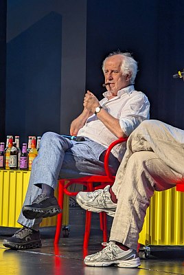 tony servillo auf der bühne mit zigarre