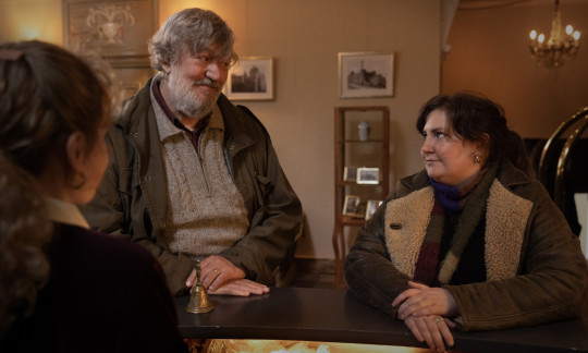 Filmstill, Edek und Ruth sitzen an einem Tisch und schauen sich an