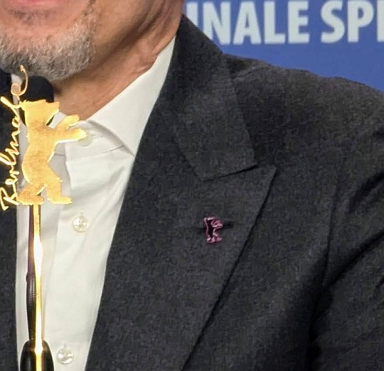 Bär am Revers von Turturro